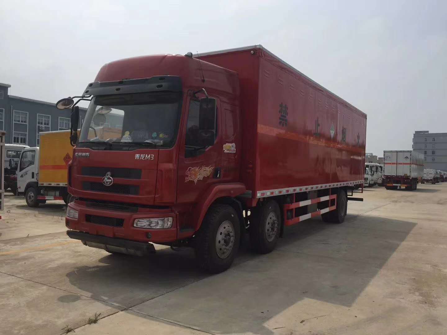 杭州周總的東風(fēng)柳汽6×2小三軸9類雜項危險品運輸車完工待發(fā)車