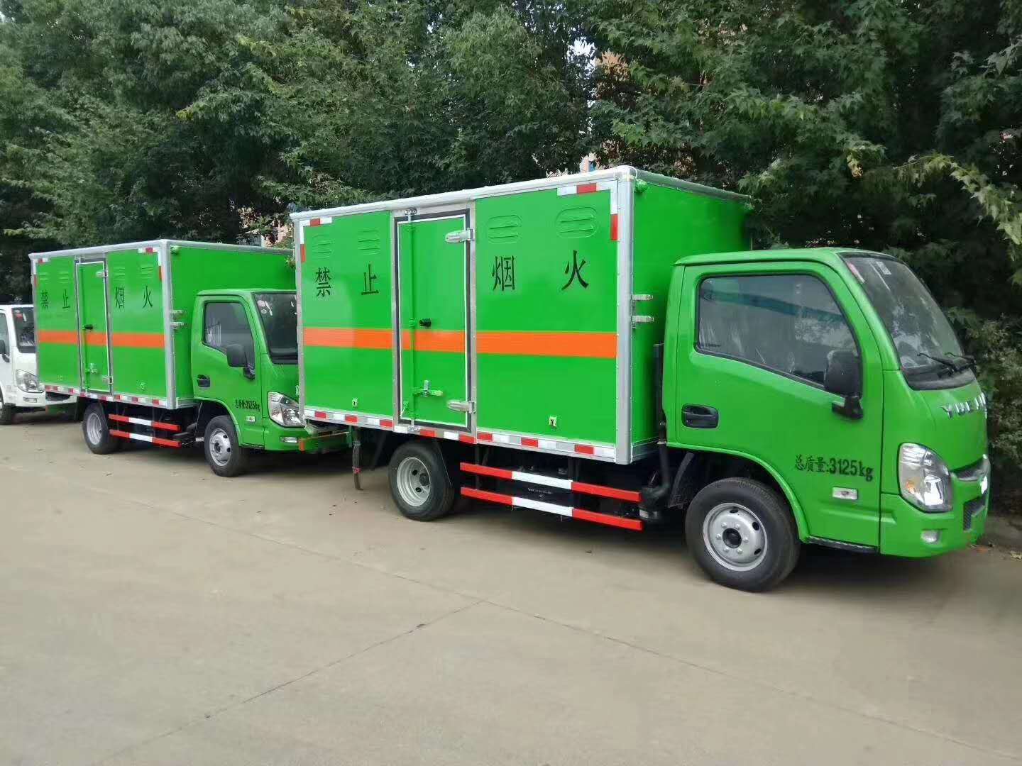 山西耿總訂購2臺綠色躍進小福星氣體廂式車