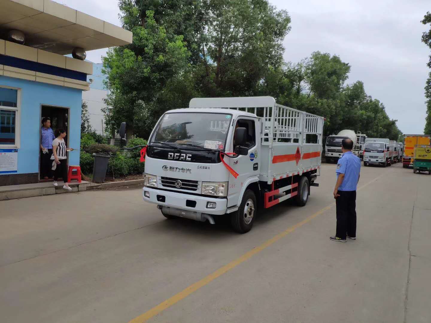 六臺東風多利卡氣瓶車發往山東青島