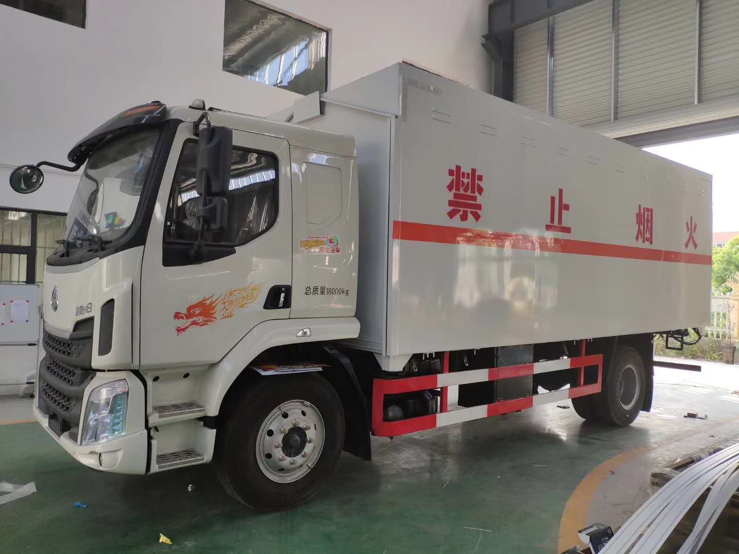柳汽乘龍6.6米翼展式腐蝕品運輸車發車
