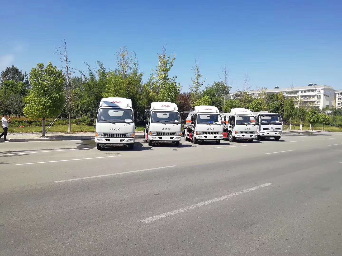 中國石化訂購5臺甲醇罐式車發車