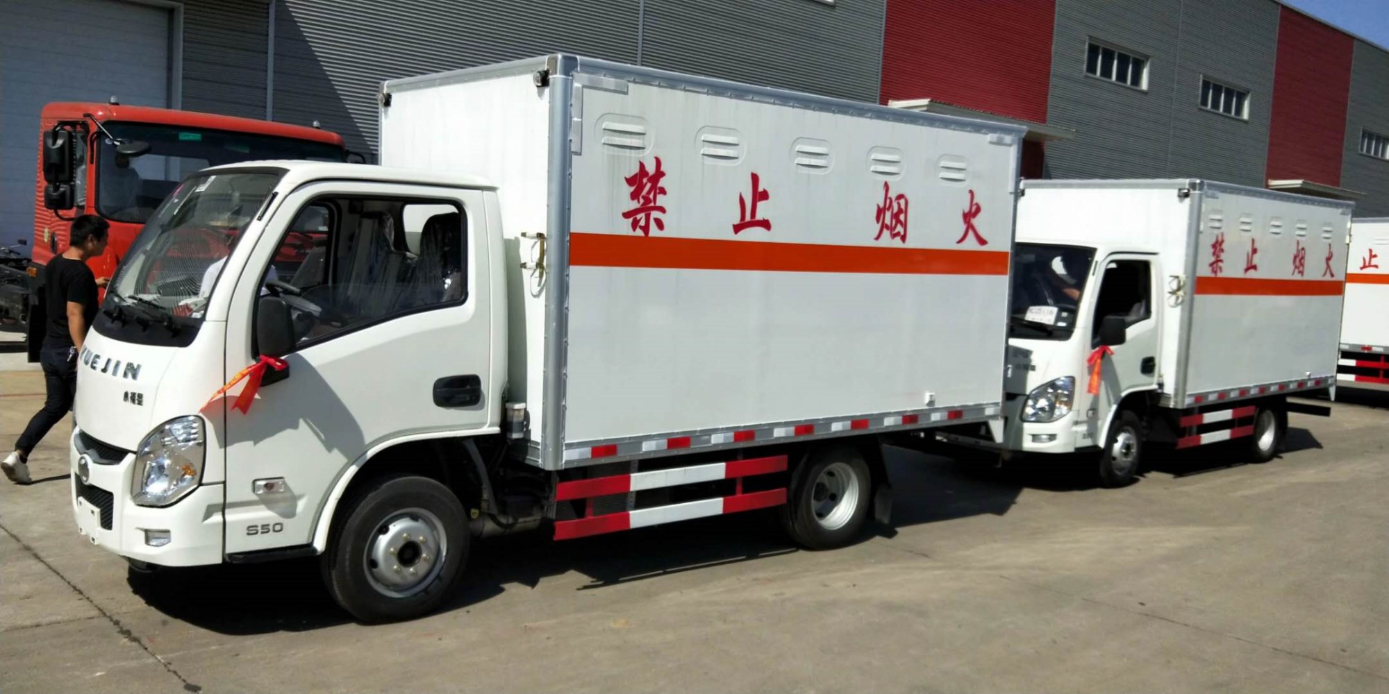 福建夏總訂購兩臺躍進易燃氣體廂式車發車