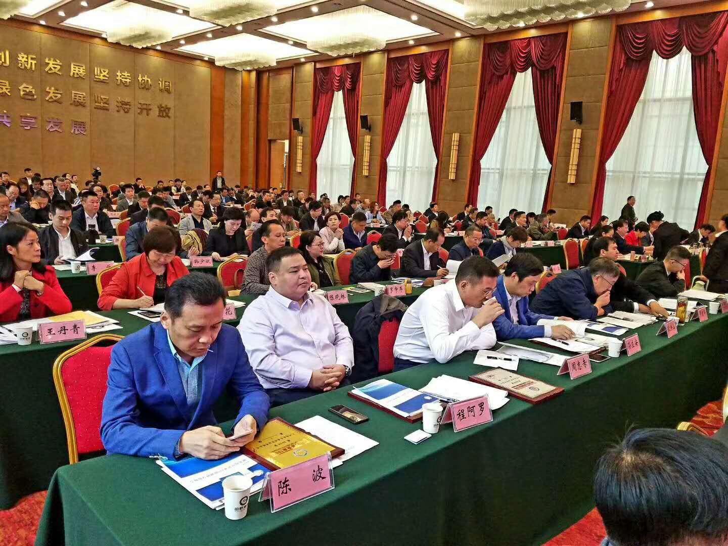 湖北民營(yíng)企業(yè)100強(qiáng)發(fā)布會(huì)暨省工商聯(lián)常委會(huì)在咸寧召開(kāi)