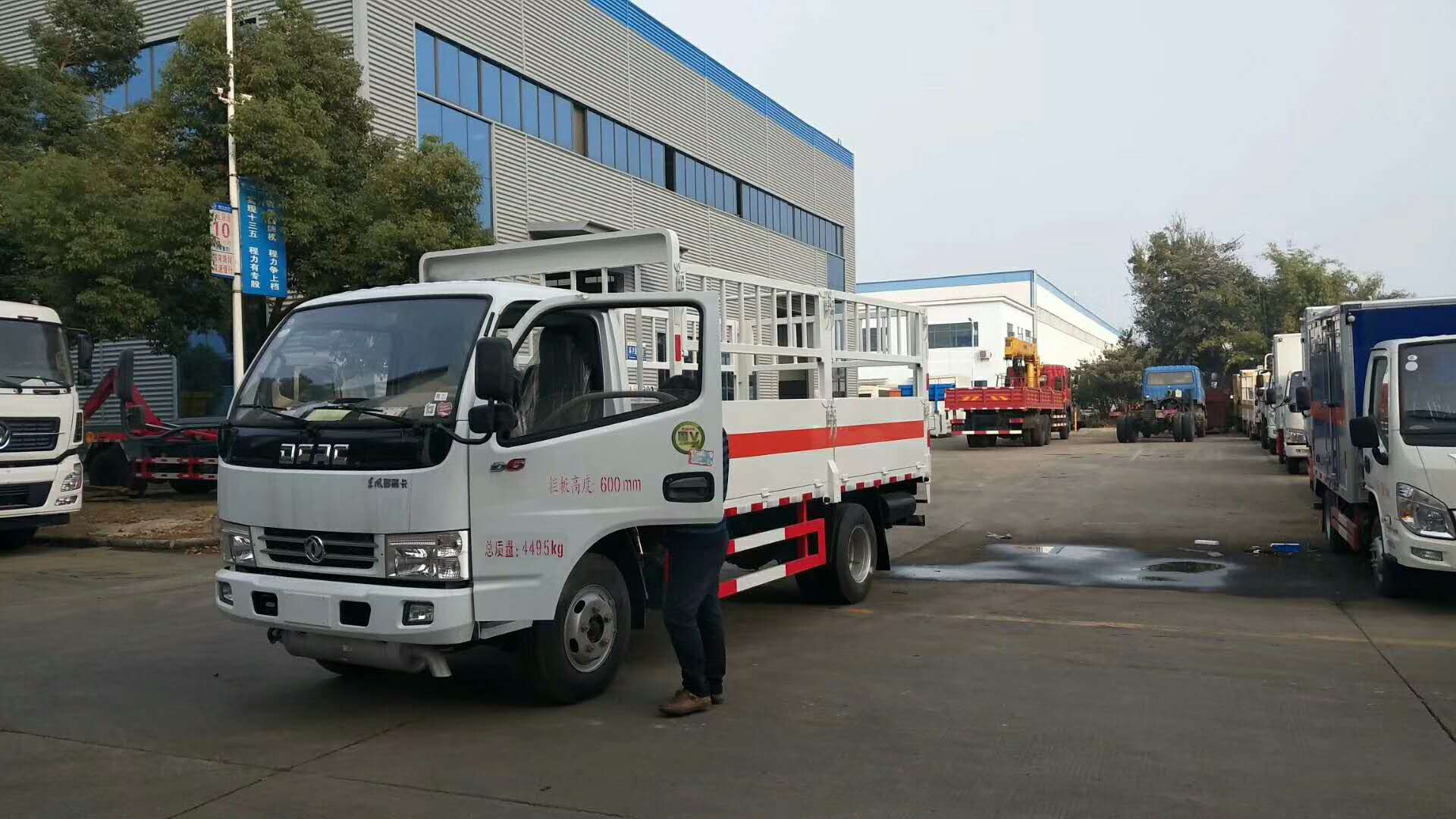 陜西余總再次訂購東風多利卡倉欄式氣瓶車