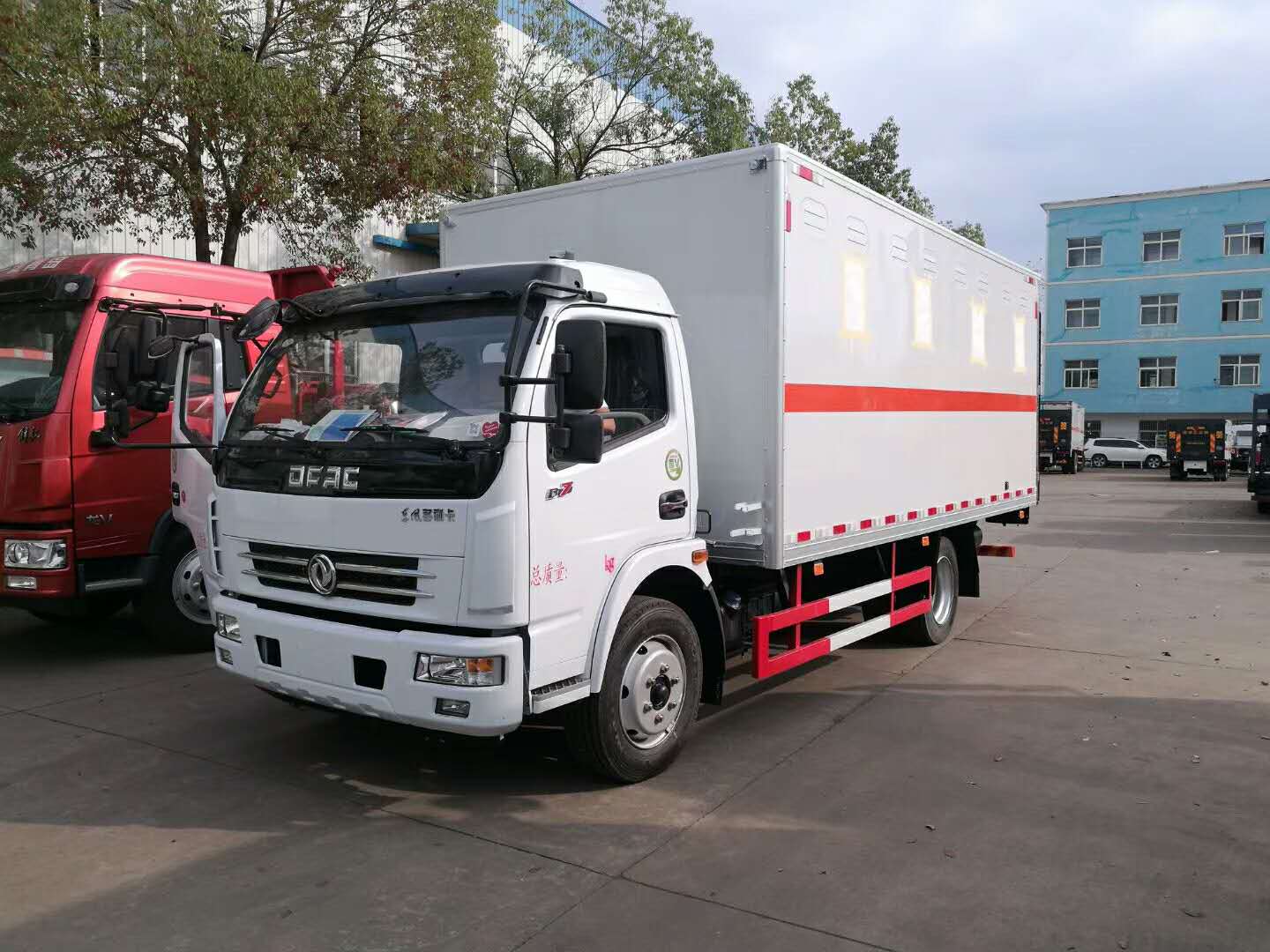 荊門阮總訂購的東風多利卡雜項危化車順利交車