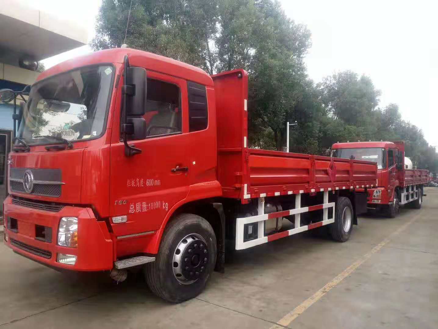 張總訂購的兩臺東風天錦氣瓶車已發車