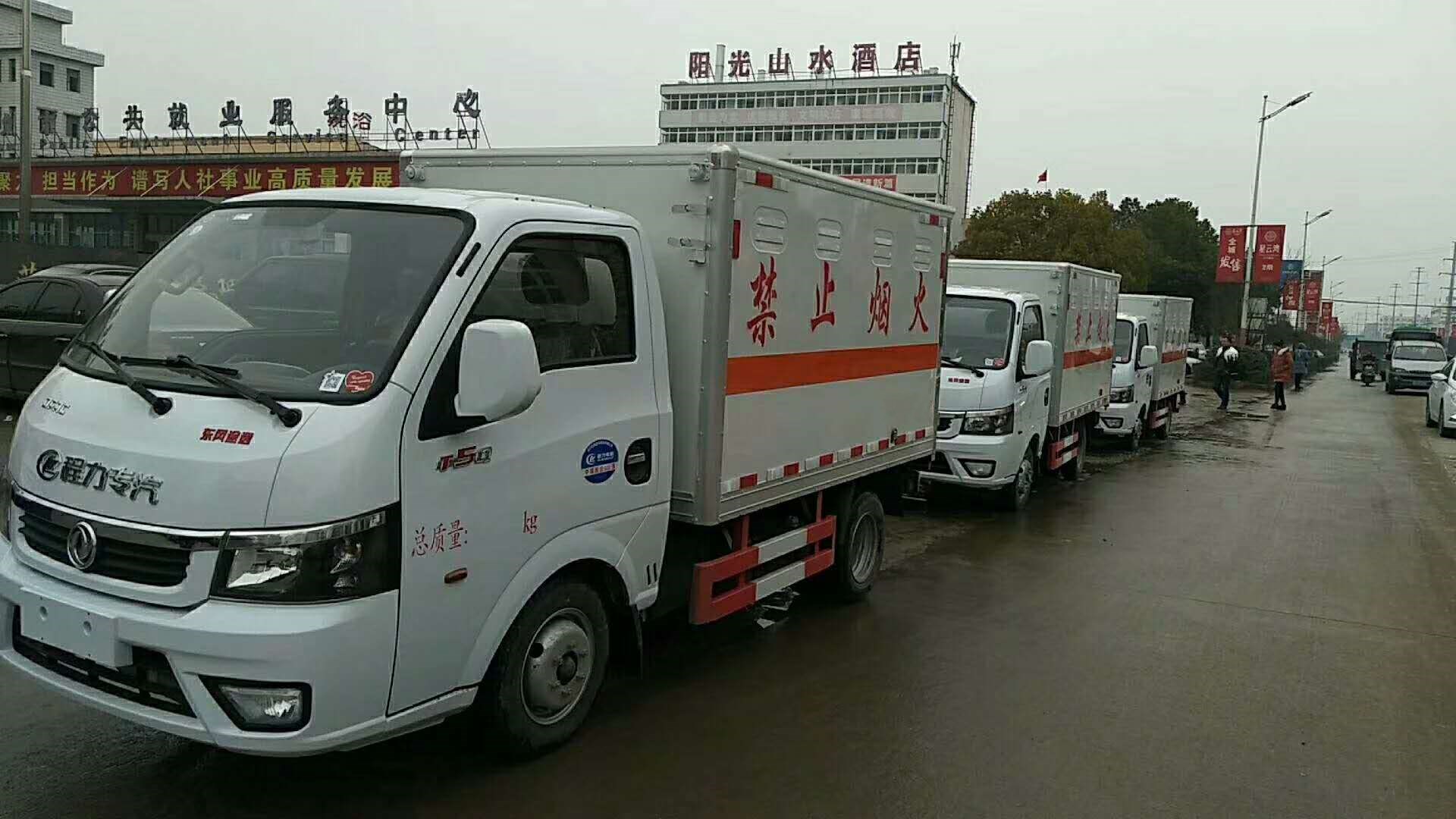 陜西仁總?cè)_東風(fēng)途逸氣體廂式車發(fā)車