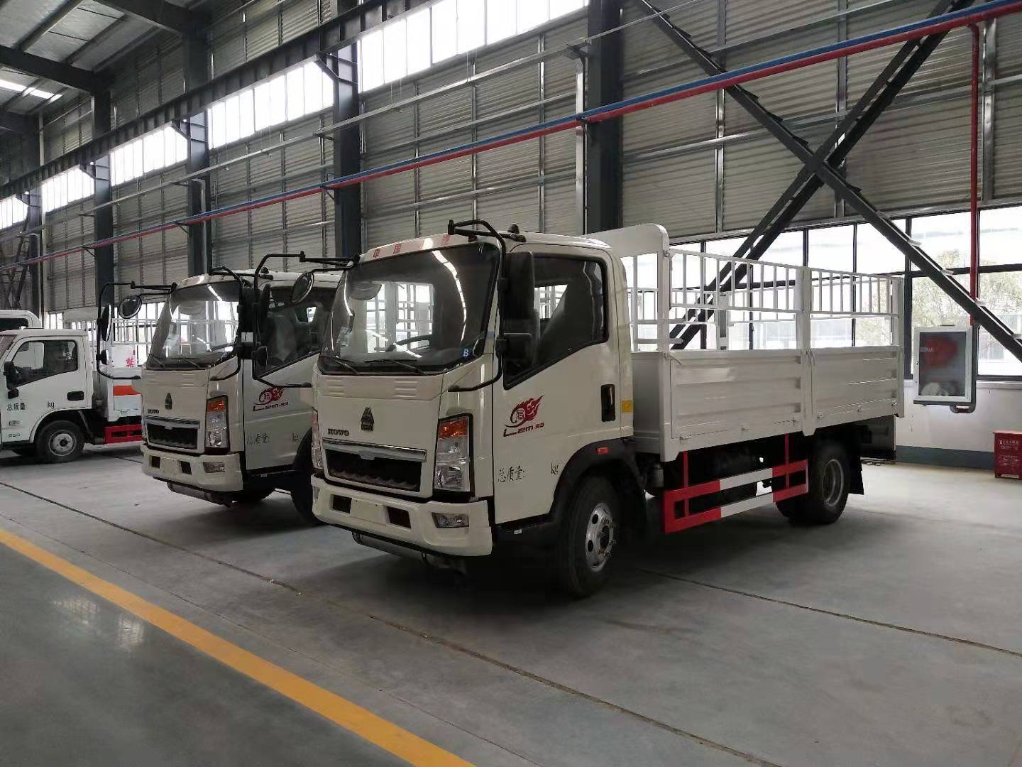 廣東清遠丁總訂購兩臺重汽豪沃4米2藍牌氣瓶運輸車發(fā)車