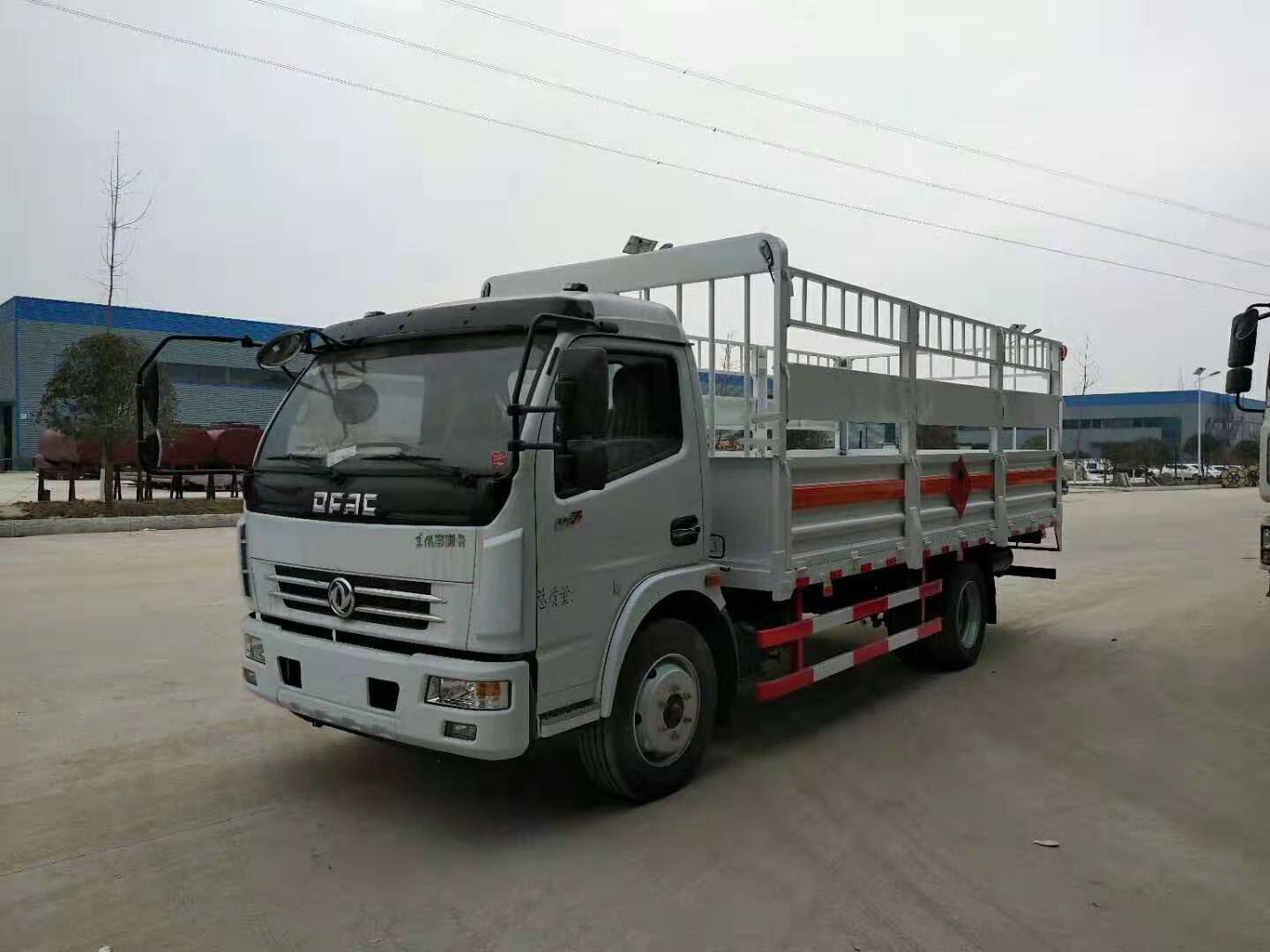 甘肅陶總訂購兩臺氣瓶運輸車發車