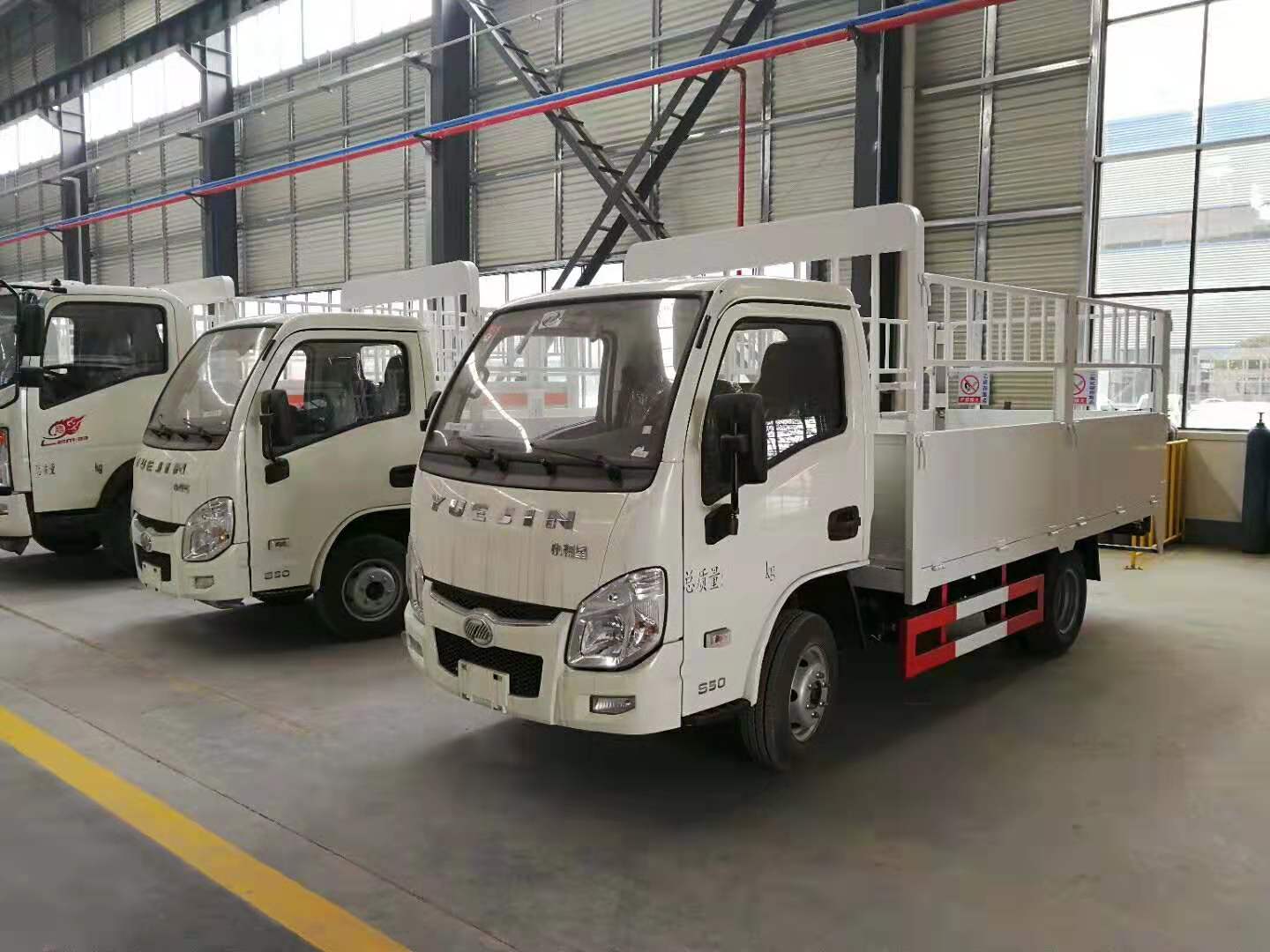 青海蔣總四臺躍進小福星柴油版氣瓶車發車