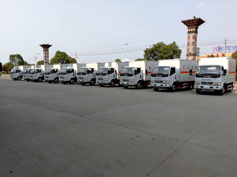 山東菏澤丁總十臺東風多利卡易燃氣體廂式車發車