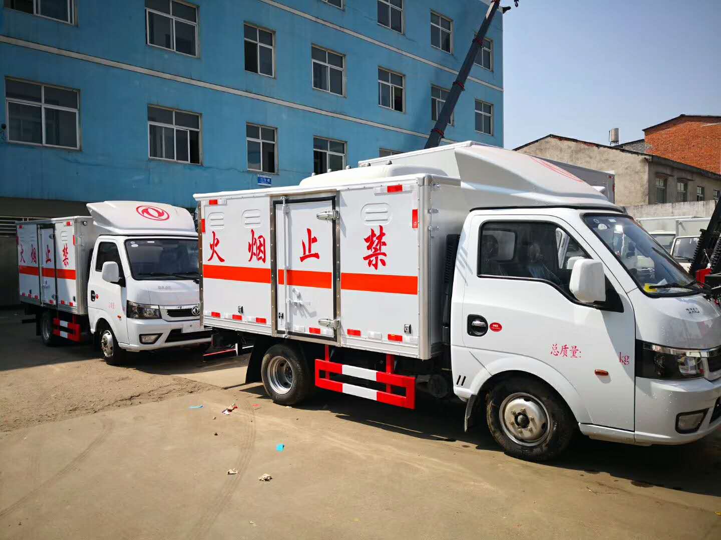 青海馬總兩臺東風途逸氣體廂式車發車