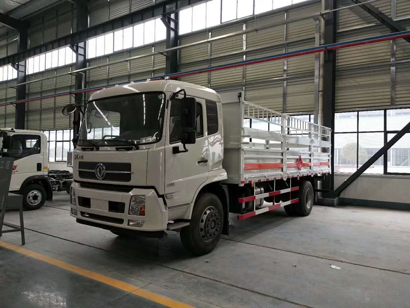 危貨車雨天高速開車基本要領