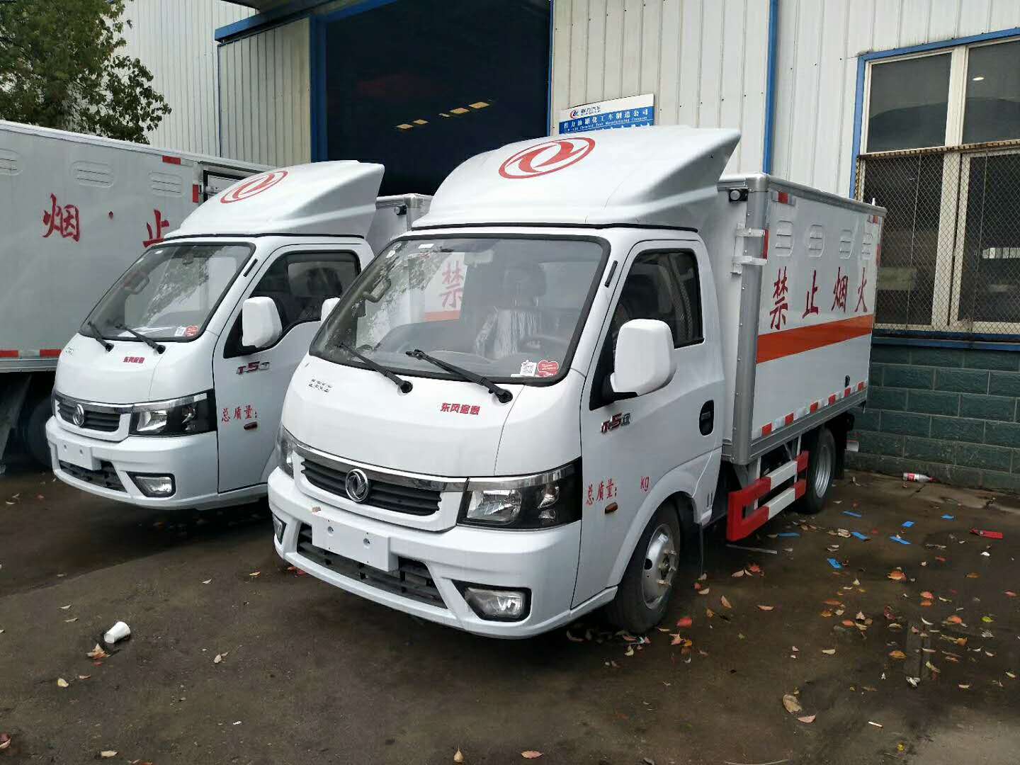 廣西宴總兩臺東風途逸易燃氣體廂式車發車