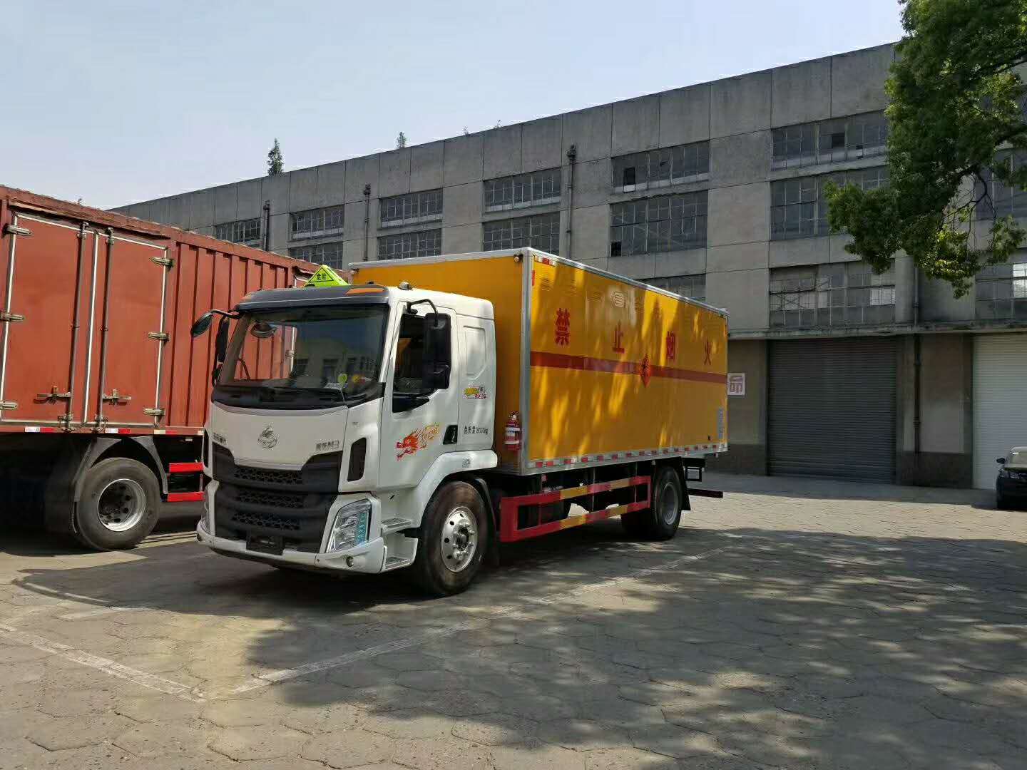 危險(xiǎn)品車(chē)套牌危險(xiǎn)大，一不小心被套牌！