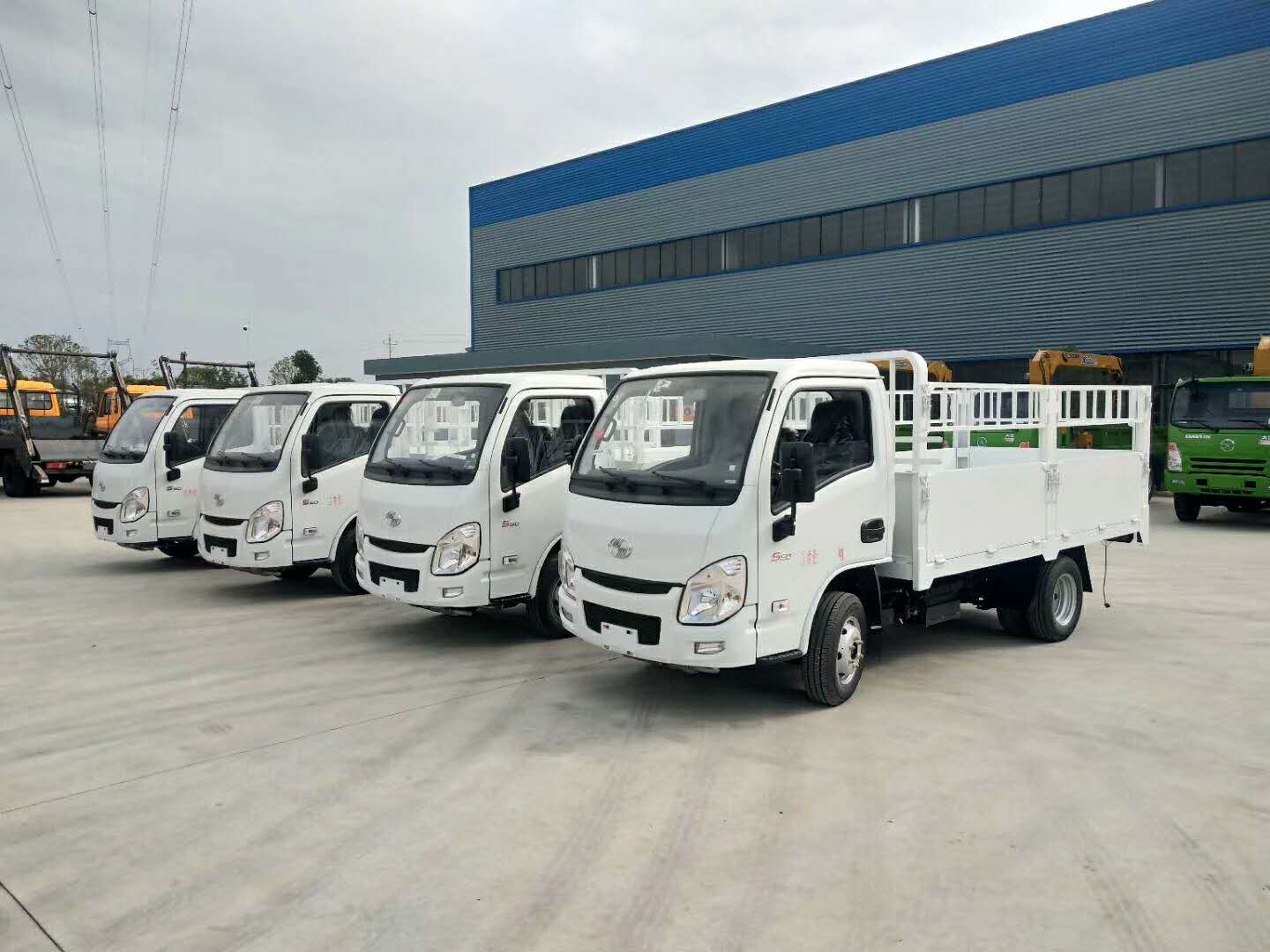 山西丁總四臺躍進氣瓶運輸車發車