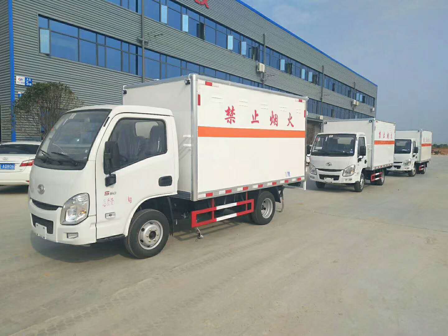 河北丁總訂購三臺躍進易燃氣體廂式車發車