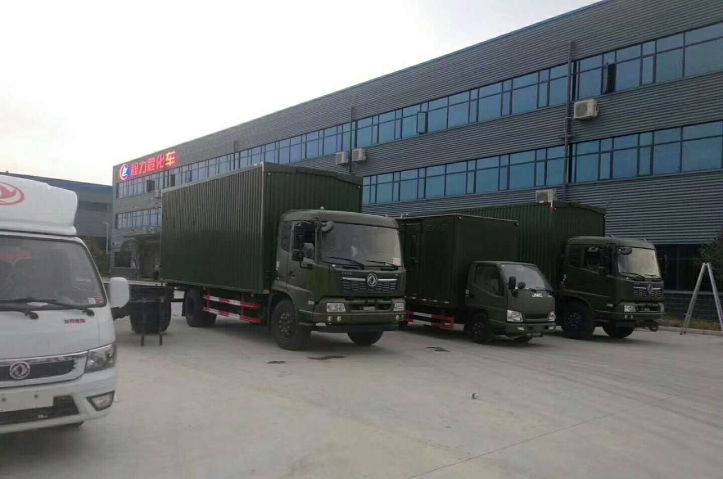 某區運輸總隊領導來我廠驗收需物資運輸車