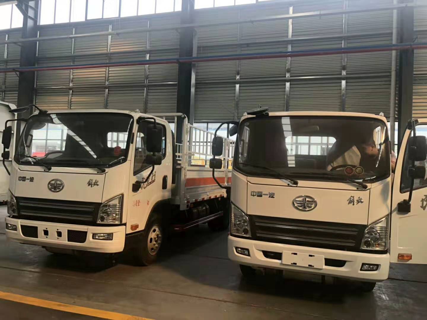 陜西金總訂購的2臺解放藍牌氣瓶運輸車發車