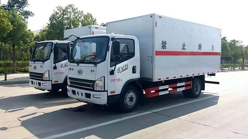 山東青島肖總訂購的2臺解放易燃液體廂式運輸車發車