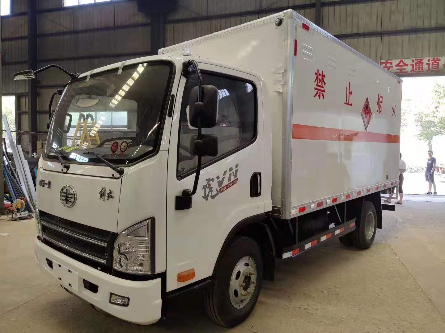 四川王總訂購解放易燃氣體廂式運輸車發車