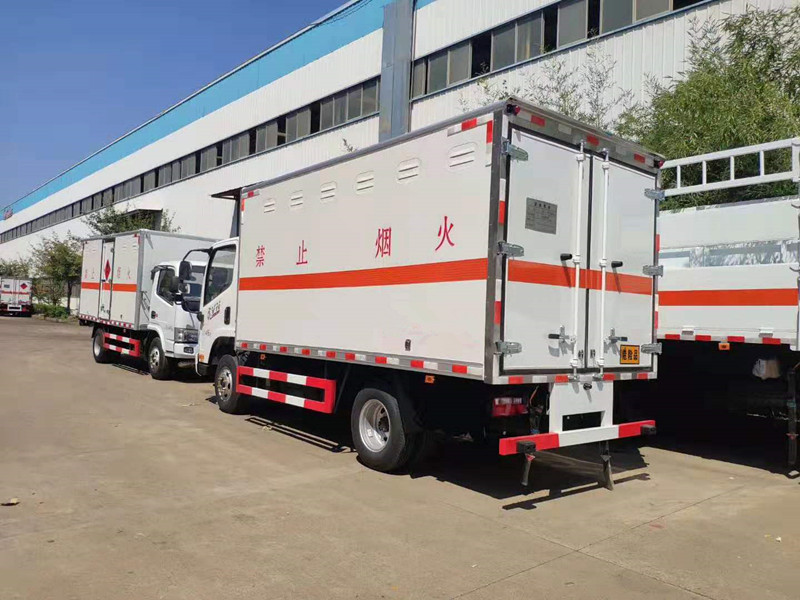 廣西客戶吳總訂購2臺解放雜項危險品廂式運輸車發車