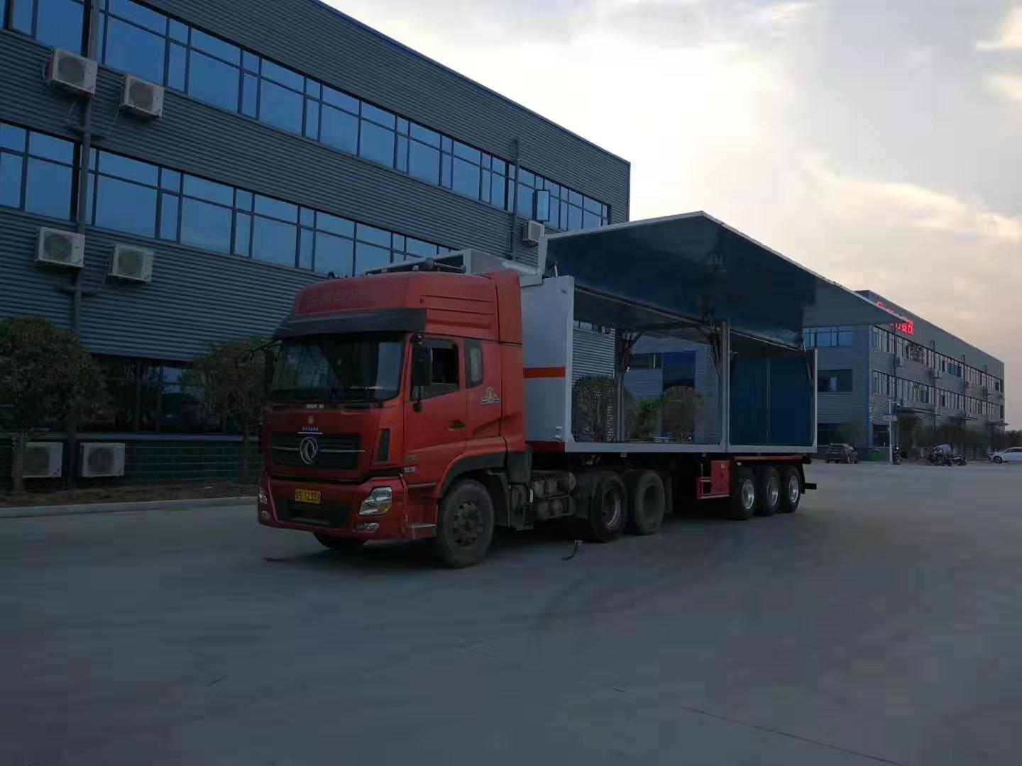 江西吳總訂購的半掛雜項翼展廂式危險品車發車