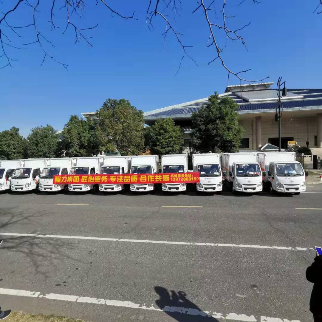 青海王總訂購的20臺躍進易燃液體廂式車首批10臺發車