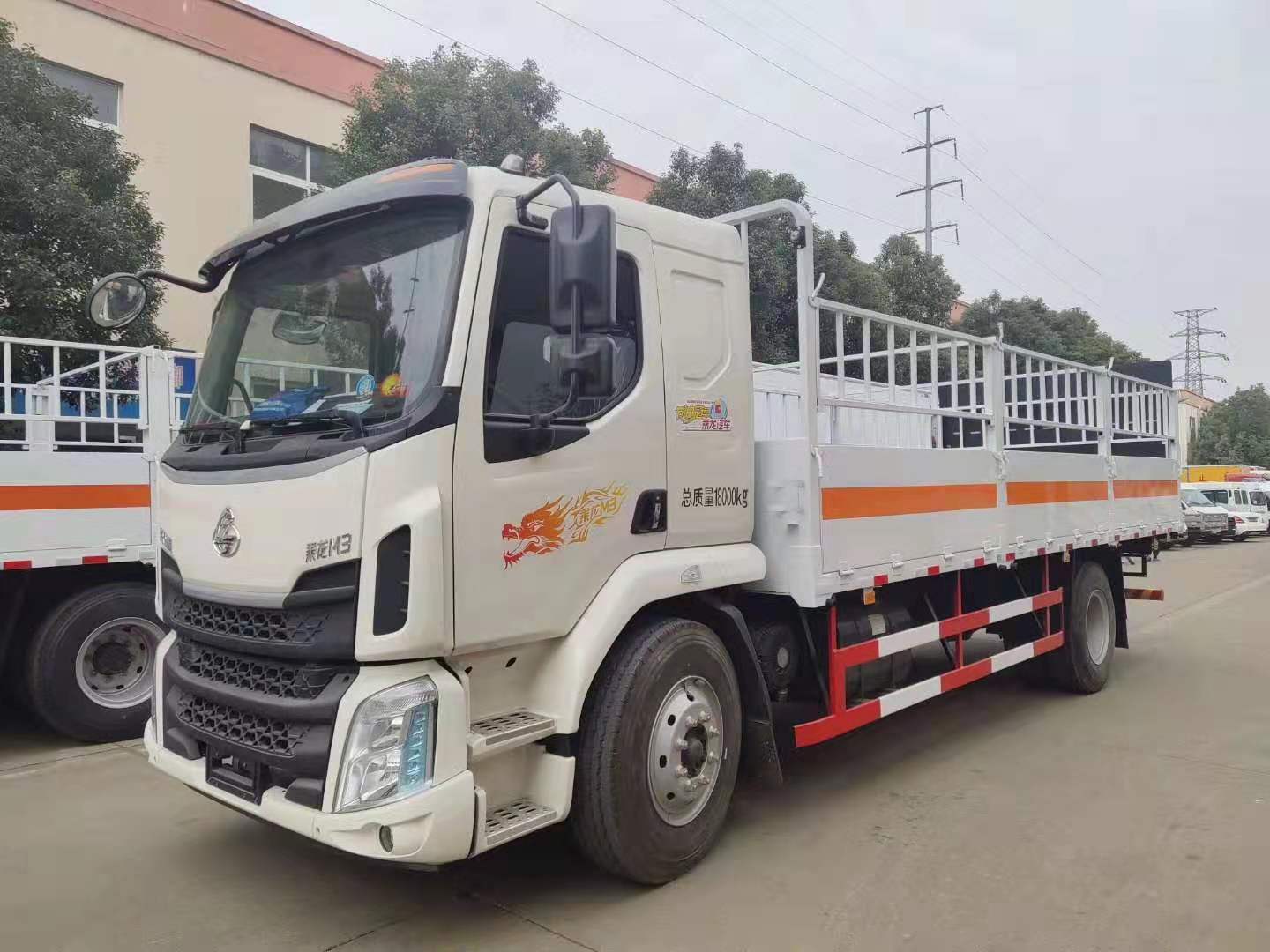 河北張總訂購的東風柳汽氣瓶運輸車低欄瓦楞式及高欄帶液壓尾板式車輛交車