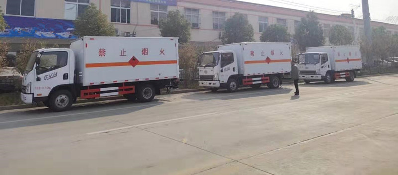 天津張總3臺(tái)解放虎V易燃?xì)怏w廂式車(chē)發(fā)車(chē)