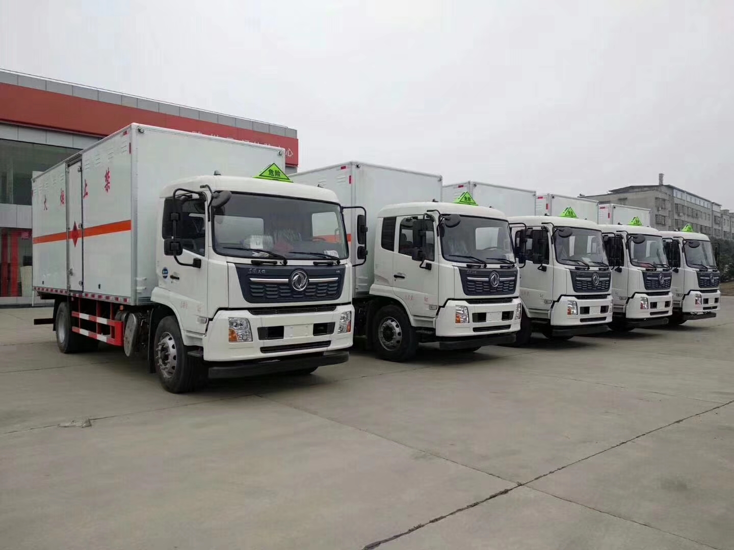 山西吳總訂購5臺東風天錦國六易燃液體廂式危險品車發車