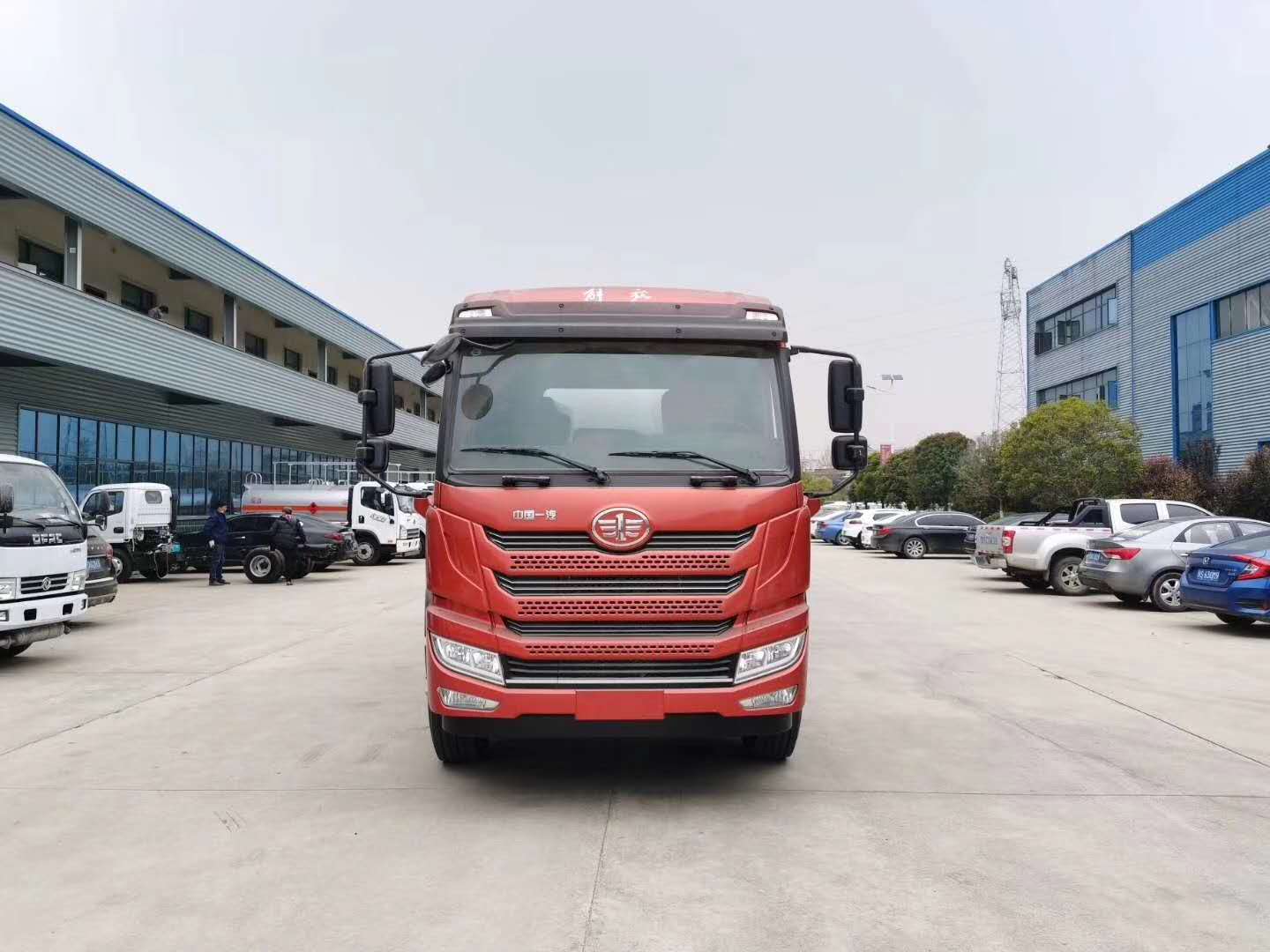 高性價比油罐車推薦——解放悍V小三軸油罐車