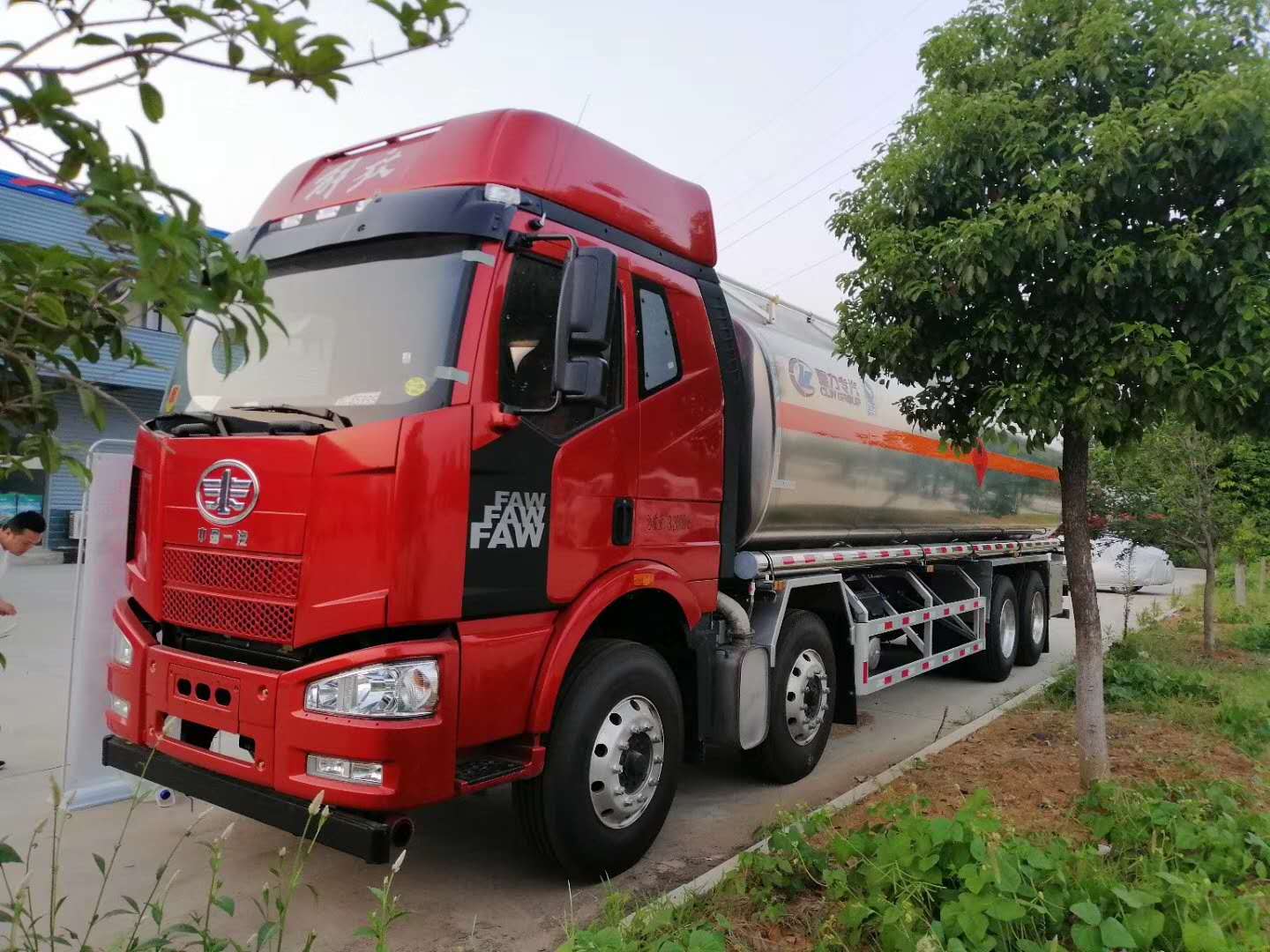 新款車型推薦——解放前四后八鋁合金運油車