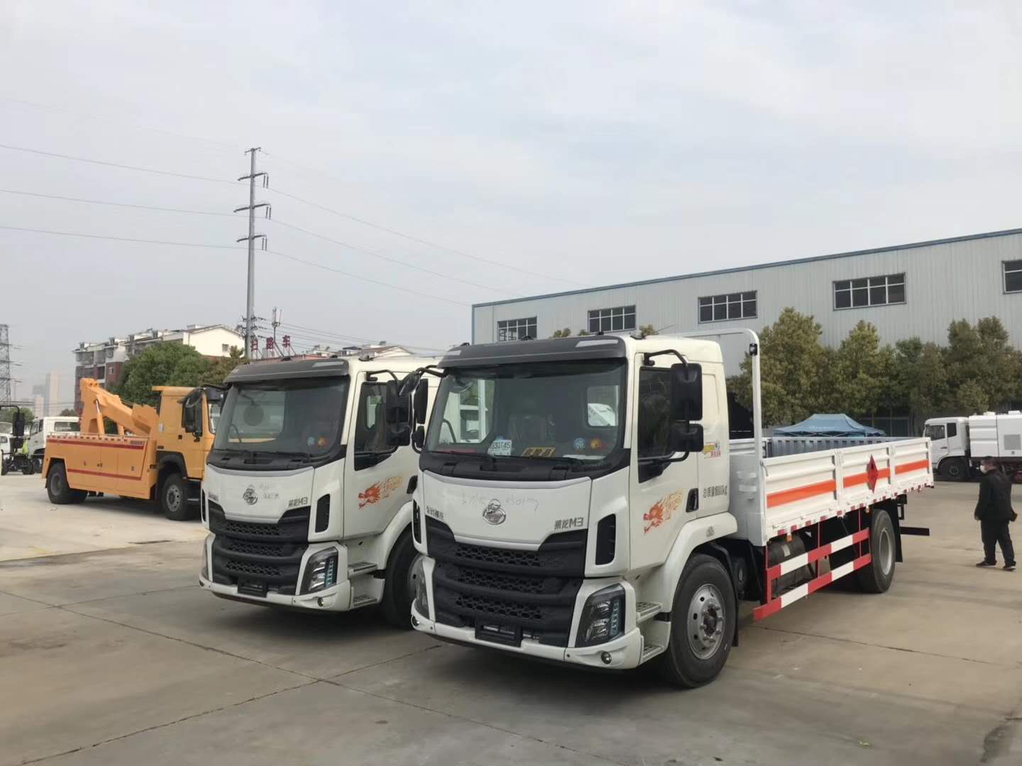 杭州王總兩臺柳汽乘龍6.8米氣瓶運輸車發車