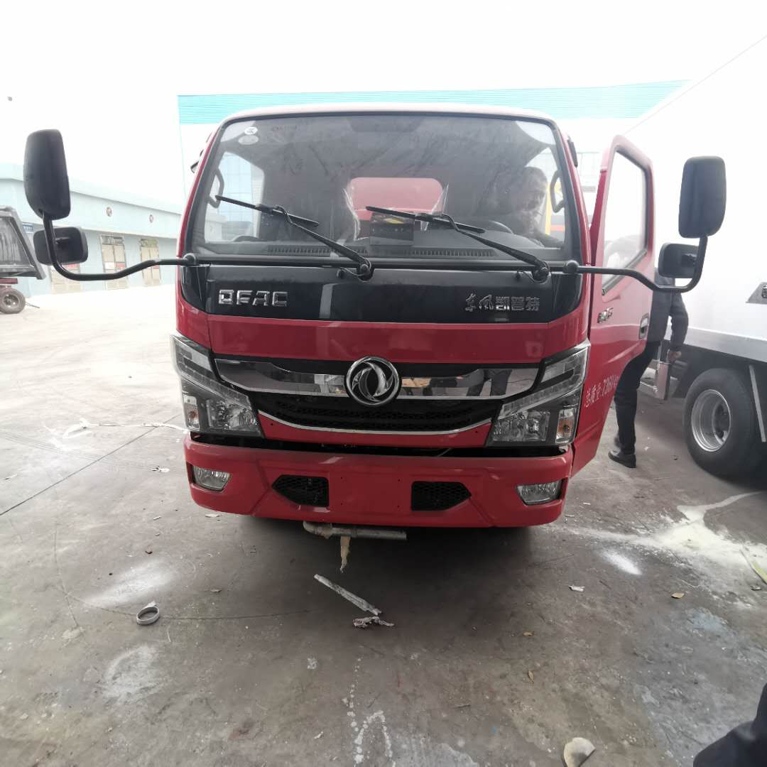 遼寧許總在我司訂購的東風多利卡紅色油罐車發車