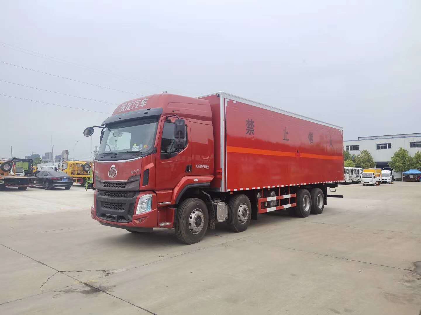 東風柳汽四軸帶雙面翼展式易燃液體廂式車