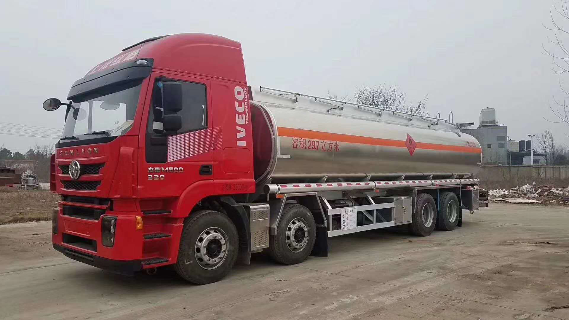 鋁合金油罐車推薦——上汽紅巖32噸鋁合金油罐車