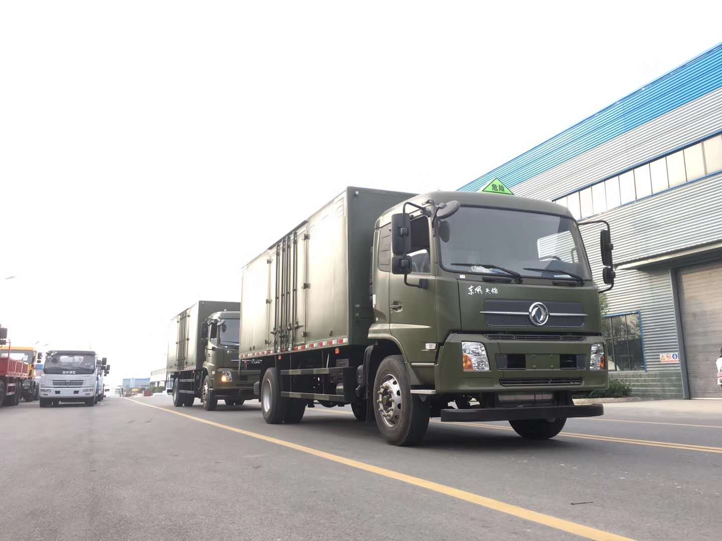 湖南丁總訂購的東風天錦綠色危險品車發車