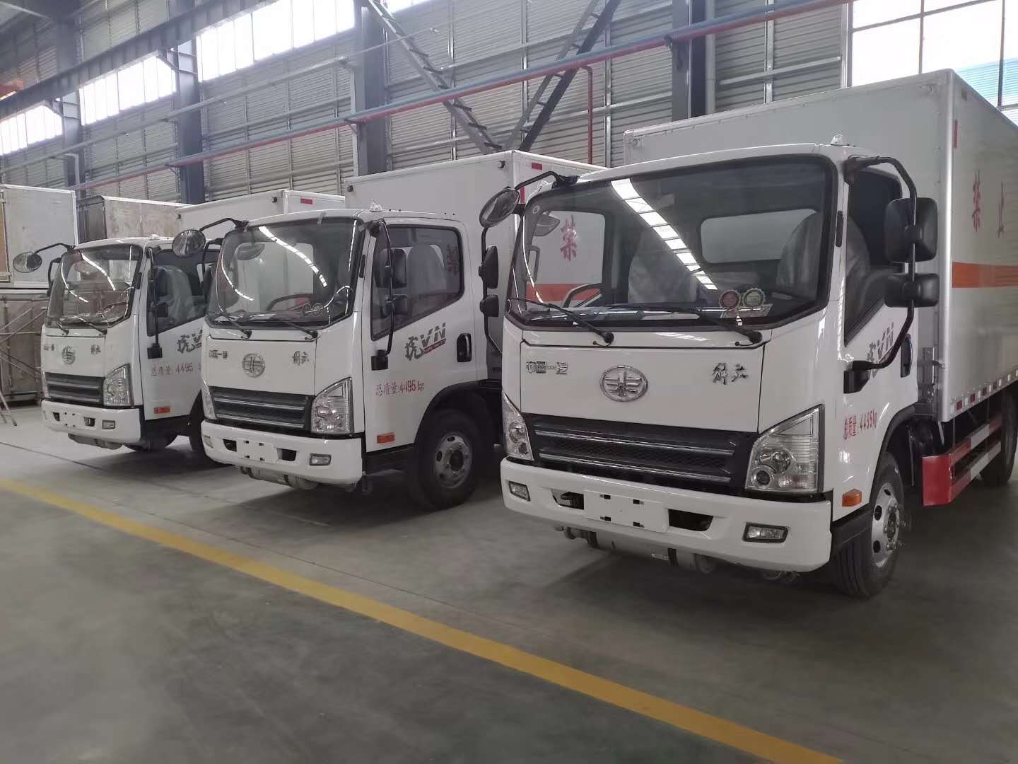 江西熊總自提三臺解放危險品車