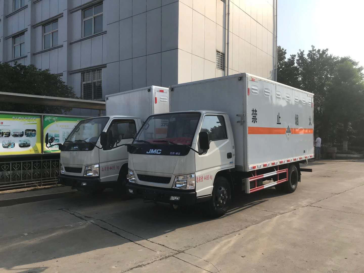 四川李總訂購兩臺江鈴危險品車發車