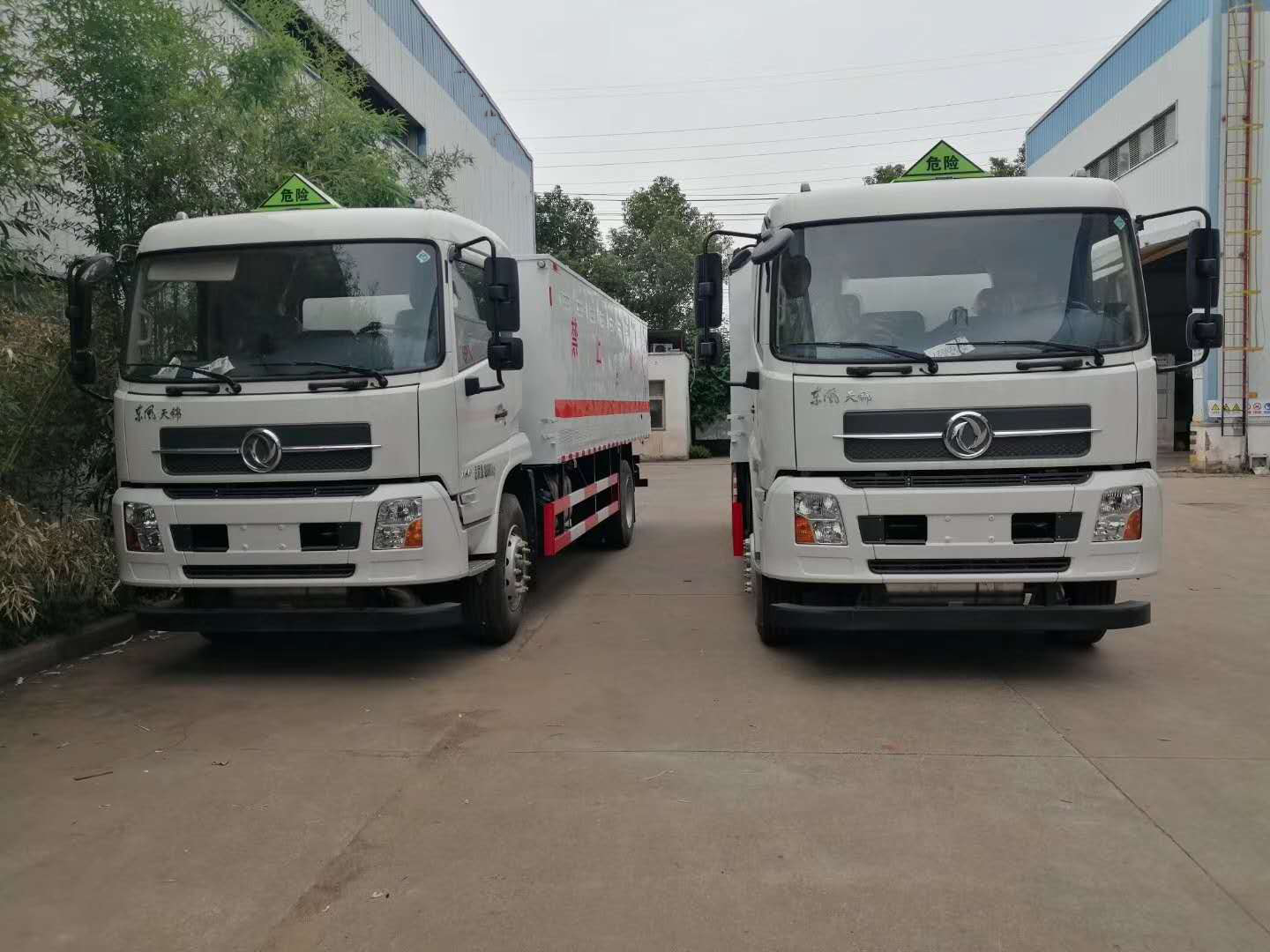 兩臺(tái)東風(fēng)天錦毒性氣體危險(xiǎn)品廂式車發(fā)車