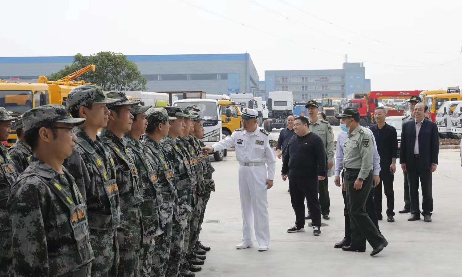 湖北省級領導及海軍艦長來程力專汽視察工作