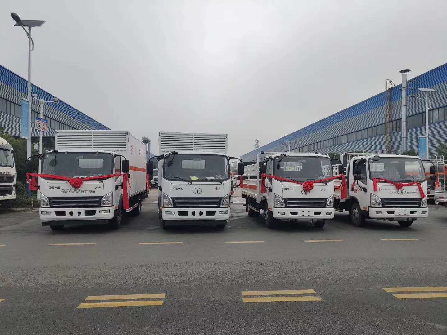 貴州劉總四臺(tái)解放危險(xiǎn)品車發(fā)車