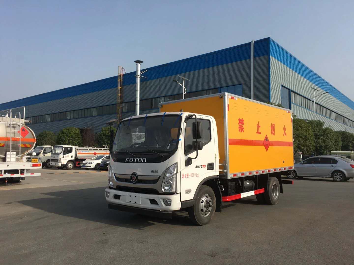 福田奧鈴黃牌4米2易燃液體廂式運輸車