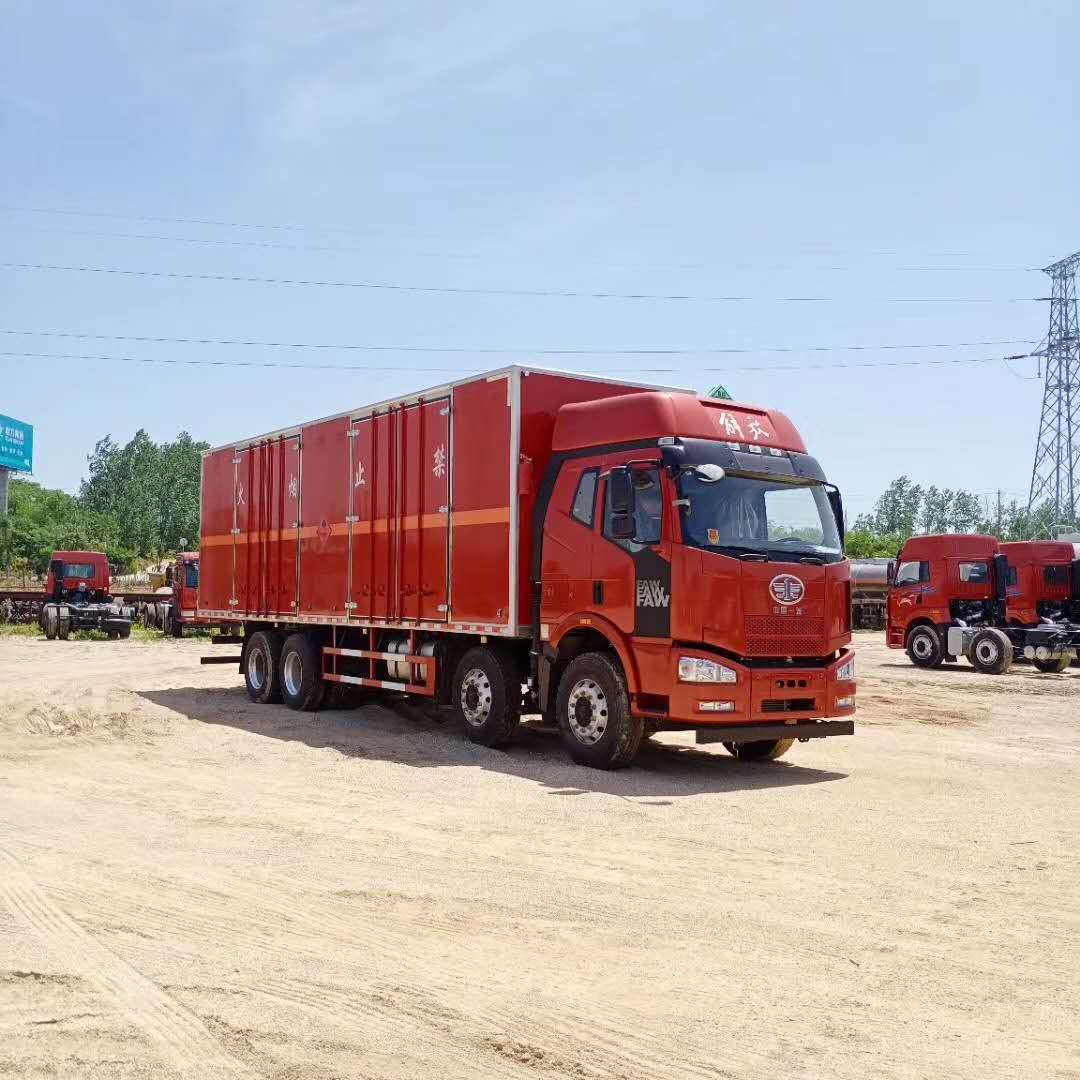 解放前四后八易燃液體廂式運輸車