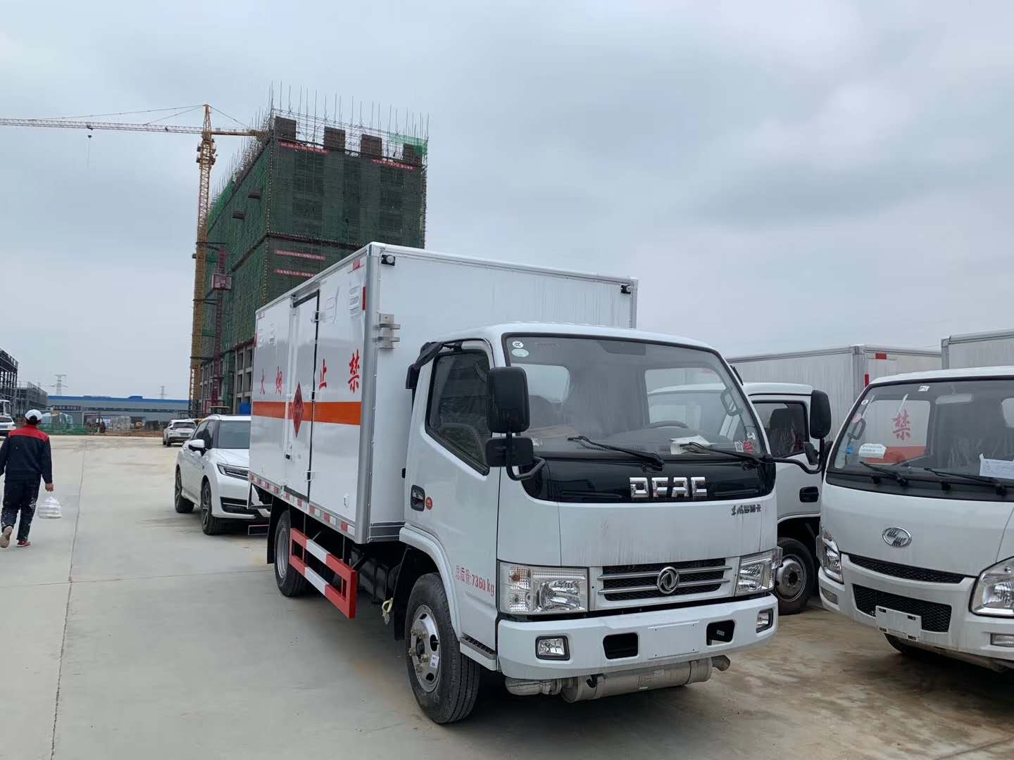 東風小多利卡黃牌易燃氣體廂式運輸車