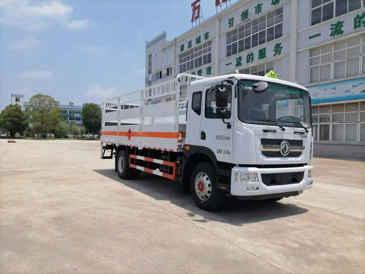 東風D9國六氣瓶運輸車配置