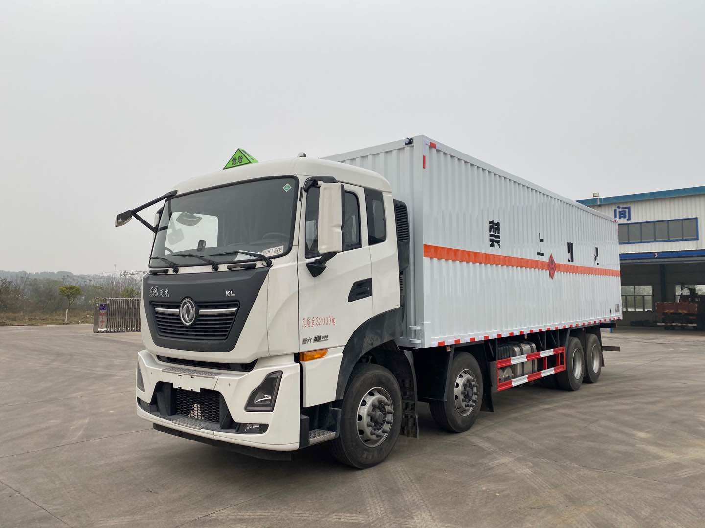 東風天龍前四后八易燃氣體廂式運輸車