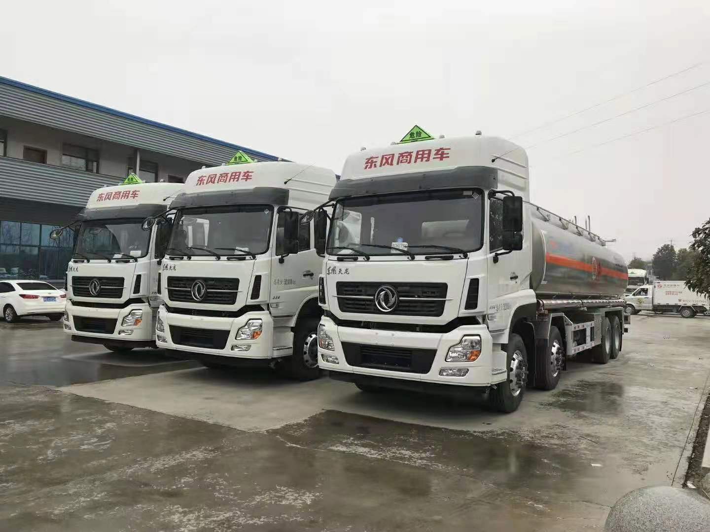 山東賀總三臺東風天龍前四后八鋁合金油罐車發車