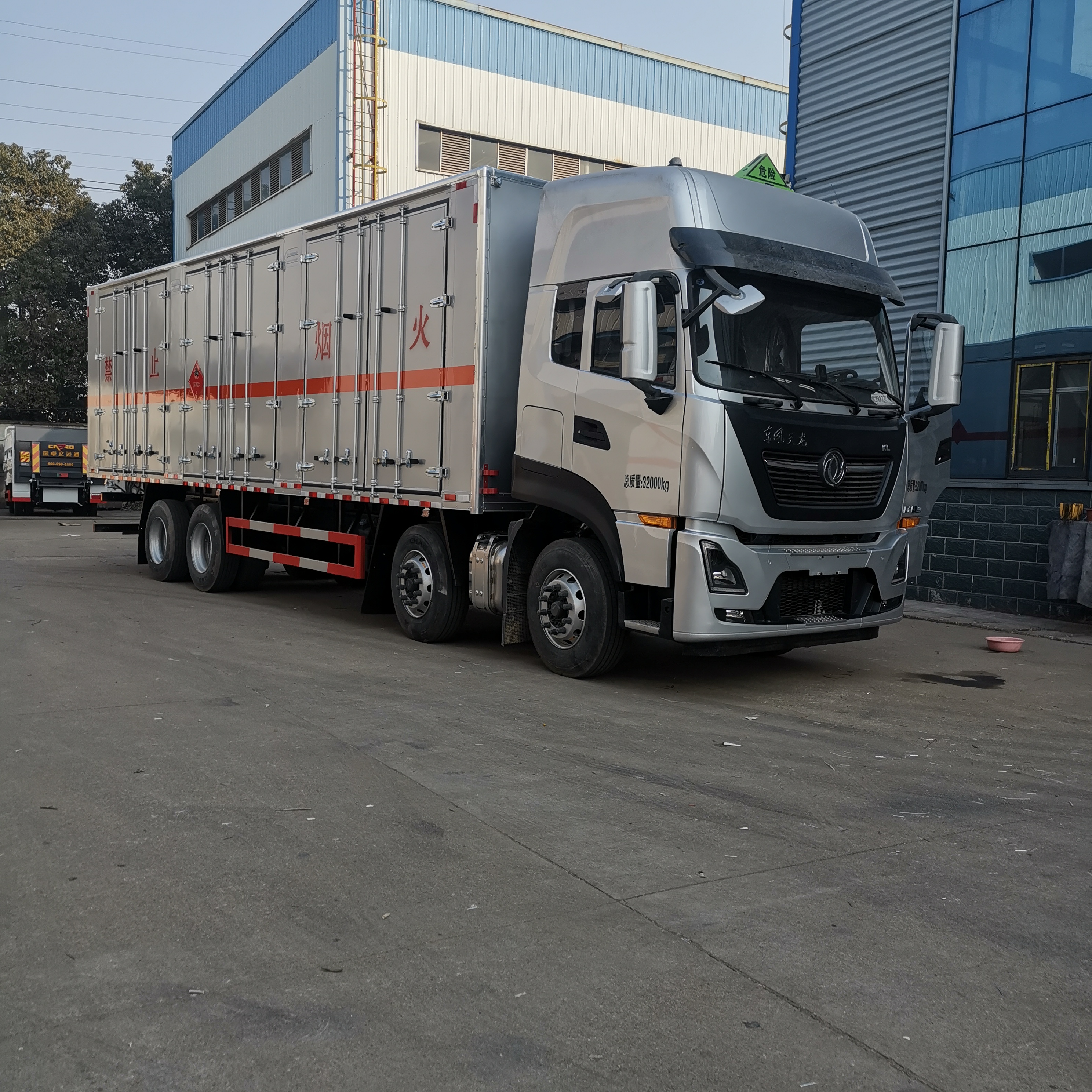 東風天龍銀色前四后八國六危險品車